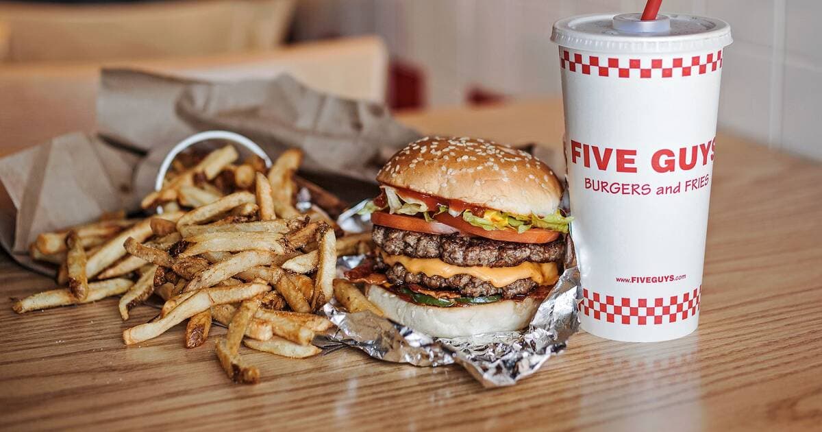 https://res.cloudinary.com/descubraorlando/image/upload/v1655569747/fiveguys_friozo.jpg